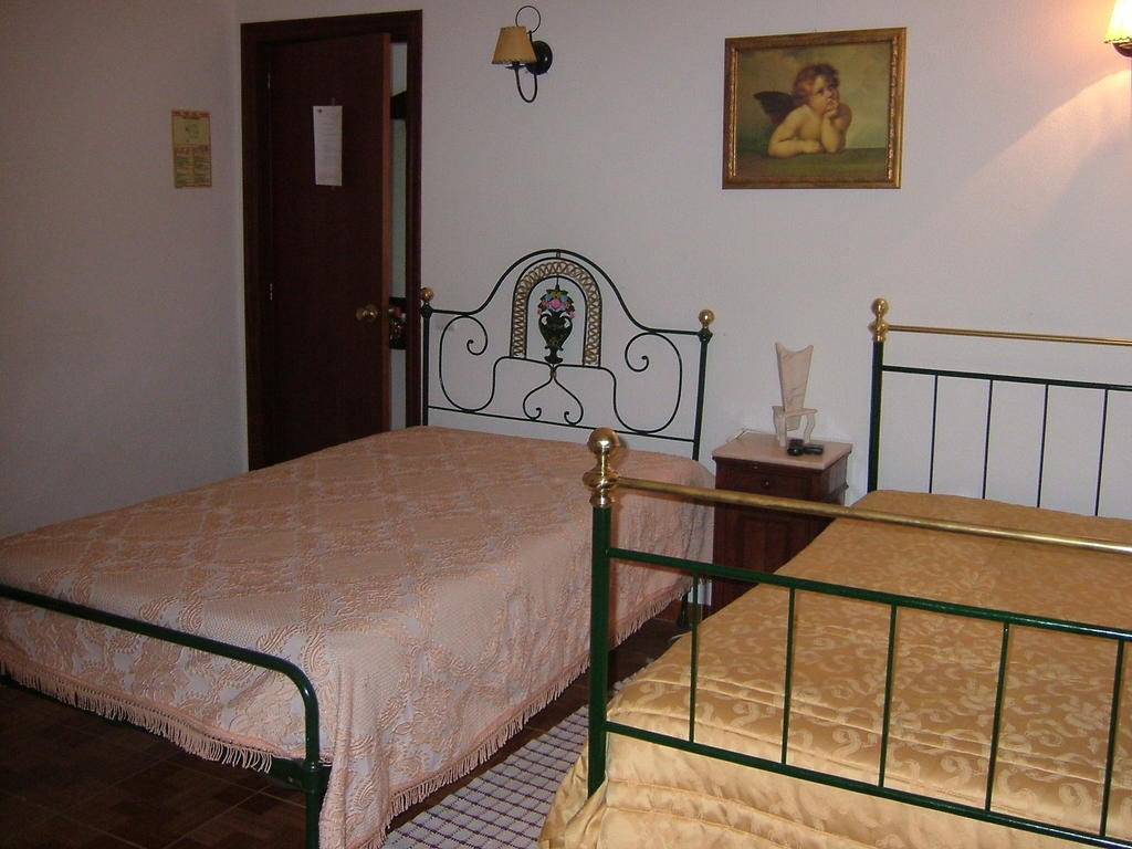 "O Viajante" Low Cost Hotel Естремос Стая снимка