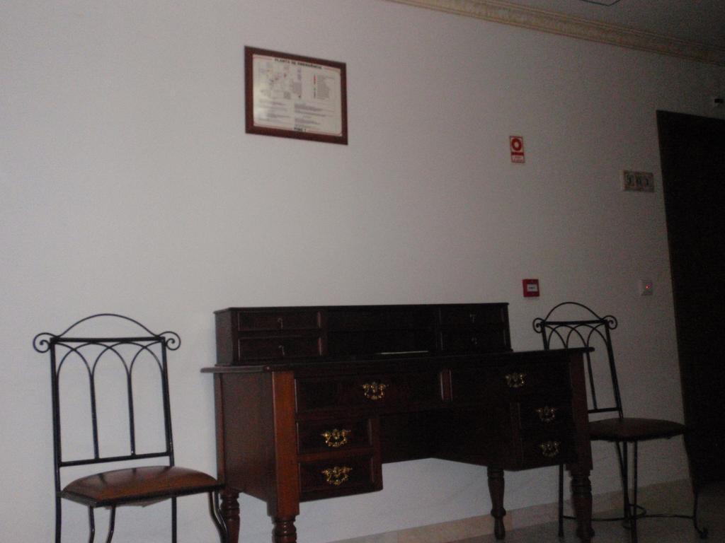 "O Viajante" Low Cost Hotel Естремос Екстериор снимка