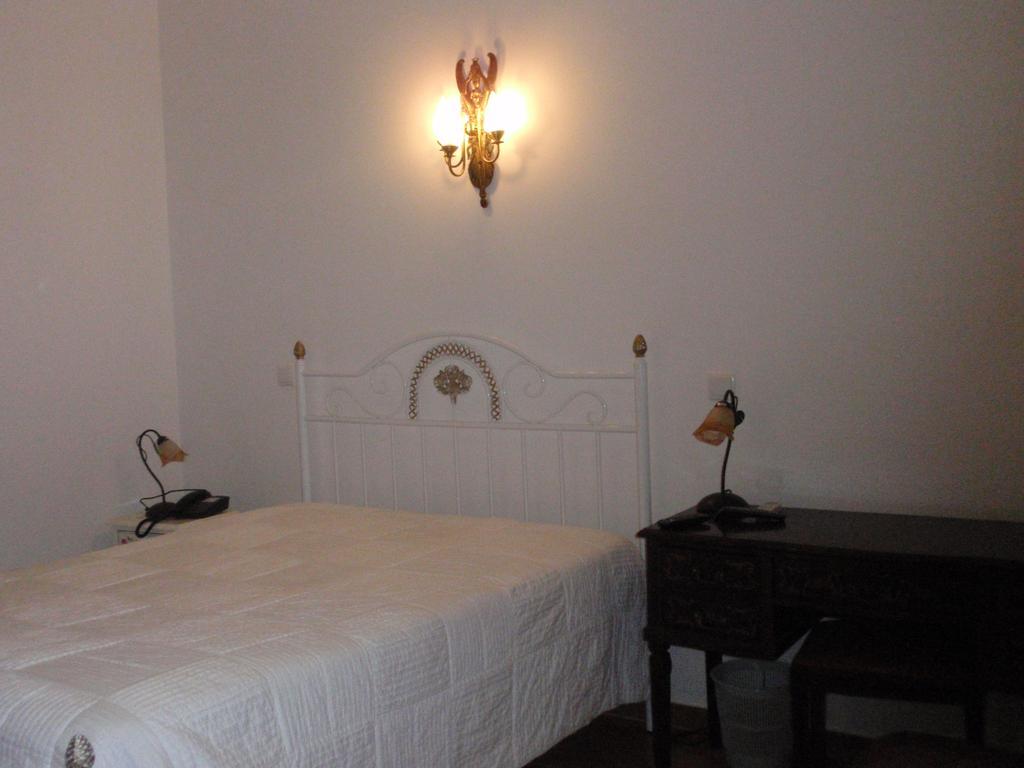 "O Viajante" Low Cost Hotel Естремос Стая снимка