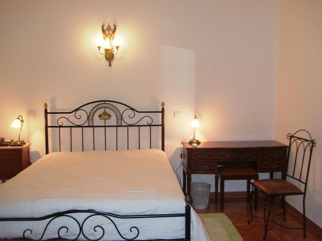 "O Viajante" Low Cost Hotel Естремос Стая снимка